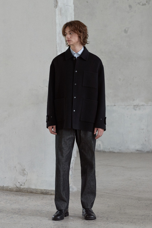 [MOVERE X ROLIAT] 핸드메이드 사파리 재킷은 클래식과 미니멀 스타일을 추구하는 고객을 위해 제작되었습니다. 가을과 겨울, 출근룩에 적합하며, 부드러운 캐시미어 소재로 제작되어 편안한 착용감을 선사합니다. 루즈핏 디자인과 무지 패턴, 하프 기장으로 세련된 핏을 연출하며, 스냅 버튼으로 간편하게 여밀 수 있습니다. 135cm의 가슴둘레를 갖춘 핸드메이드 사파리 재킷으로, 소매 기장은 긴소매입니다.
