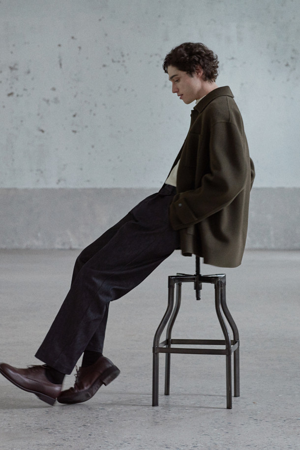 [MOVERE X ROLIAT] 핸드메이드 사파리 재킷은 가을과 겨울, 클래식한 스타일을 추구하는 당신을 위한 아우터입니다. 캐시미어 소재 특유의 부드러운 촉감과 두꺼운 두께감으로 따뜻함을 선사하며, 루즈핏 디자인이 편안한 착용감을 제공합니다. 카키와 올리브 두 가지 색상으로 출시되어 출근룩, 모임룩, 데이트룩 등 다양한 TPO에 활용 가능합니다. 무지 패턴에 핸드메이드, 포켓 디테일이 더해져 미니멀하면서도 시크한 스타일을 완성합니다. 스냅 버튼 여밈 방식으로 간편하게 착용할 수 있는 롱슬리브 사파리 코트입니다.
