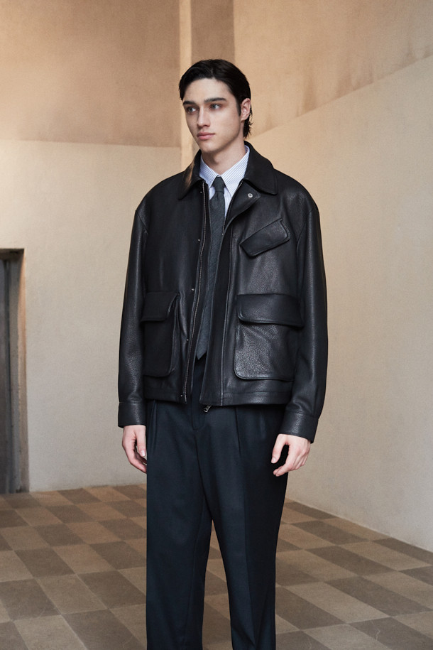 [MOVERE] 엠보 가죽 재킷은 염소가죽 소재로 제작되어 부드러운 촉감과 고급스러운 분위기를 선사합니다. 가을과 초겨울에 착용하기 좋은 이 재킷은 모던한 스타일을 추구하는 분들을 위한 아이템입니다. 엠보 가공, 사선 포켓, 플랩 포켓, 밑단 스트링, 입체적 실루엣 등의 디테일이 돋보이며, 람포 지퍼와 손 감침 봉제로 완성도를 높였습니다. 데이트룩, 모임룩, 출근룩 등 다양한 TPO에 활용 가능하며, 클래식, 미니멀, 시크한 스타일을 연출하기 좋습니다. 루즈핏의 블랙 컬러 블루종 스타일로, 편안하면서도 세련된 매력을 더합니다.
