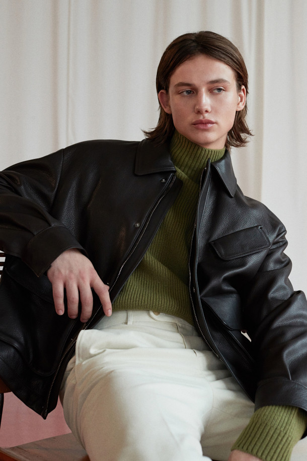 [MOVERE] 엠보 가죽 재킷은 가을과 초겨울, 모던한 스타일을 추구하는 분들을 위한 아이템입니다. 염소가죽 소재로 제작되어 견고한 촉감을 선사하며, 루즈핏 크롭 기장으로 편안하면서도 세련된 실루엣을 연출합니다. 엠보 가공과 사선 포켓, 플랩 포켓, 곡선 디테일, 입체적 실루엣, 밑단 스트링 등 섬세한 디테일이 돋보이며 람포 지퍼와 손 감침 봉제로 완성도를 높였습니다. 시크, 미니멀, 클래식한 스타일을 즐겨 입는 분들에게 데이트룩, 모임룩, 출근룩 등 다양한 TPO에 활용 가능합니다.
