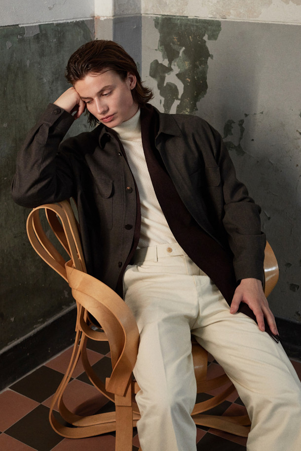 캐시미어 100% 풀 터틀넥 니트는 부드러운 촉감과 따뜻함을 선사하는 겨울철 필수 아이템입니다. 아이보리 색상의 무지 디자인으로, 클래식하고 미니멀한 스타일을 연출하여 출근룩에 적합합니다. 2/26수 원사의 캐시미어 100% 소재로 제작되어 고급스러움을 더하며, 탄탄한 넥라인은 오랫동안 변형 없이 착용 가능합니다. 긴 소매 기장으로 보온성을 높여 겨울철에도 스타일리시하게 연출할 수 있습니다.
