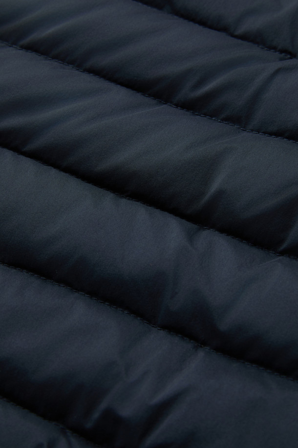 무레(MOORER) 엘슨 3웨이 트렌치코트 다운 네이비는 가을과 겨울, 출근룩과 비즈니스 캐주얼에 적합한 남성용 아우터입니다. 클래식하고 미니멀한 스타일의 이 트렌치코트는 레귤러 핏에 레귤러 기장으로, 무지 패턴의 네이비 컬러가 특징입니다. 버튼 여밈 방식과 긴 소매 디자인에, 탈부착 가능한 이너와 구스다운 충전재를 사용하여 보온성과 경량성을 동시에 갖췄습니다. 3웨이 디자인으로 다양한 스타일 연출이 가능하며, 일상에서 폭넓게 활용할 수 있습니다. 나일론 소재로 제작되어 튼튼하며, 세련된 디자인으로 완성도를 높였습니다.
