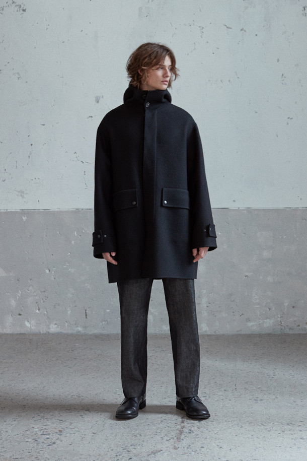 [MOVERE X ROLIAT] 핸드메이드 후드 코트는 캐시미어와 울 소재를 사용하여 부드러운 촉감과 두꺼운 두께감을 자랑하는 블랙 색상의 루즈핏 후드 코트입니다. 가을, 겨울 시즌에 어울리는 이 코트는 일상복뿐만 아니라 출근룩으로도 활용 가능하며, 미니멀하고 클래식한 스타일을 연출합니다. 핸드메이드 봉제와 등 중심 맞주름 디테일이 돋보이며, 가슴둘레 138cm로 넉넉한 핏을 제공하여 레이어드 스타일링에도 용이합니다. 더블페이스 코트 타입으로 제작되었으며, 긴 소매와 버튼 여밈 방식을 갖추었습니다.
