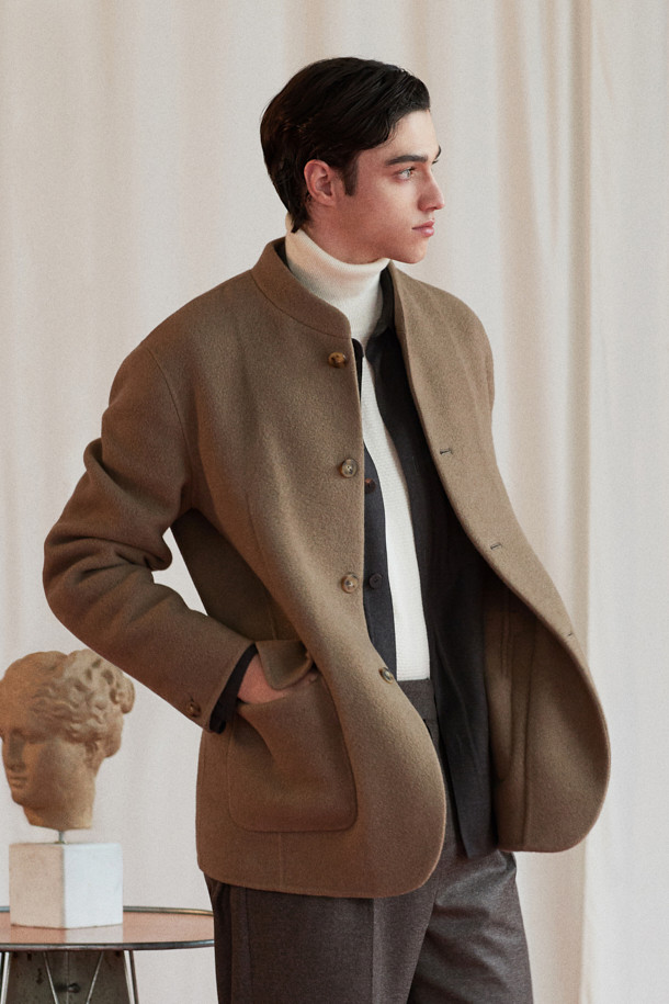 [MOVERE] 핸드메이드 스탠카라 재킷은 가을과 겨울, 쌀쌀한 날씨에도 따뜻하고 스타일리시하게 연출할 수 있는 아우터입니다. 울 80%, 카멜 20% 혼방 소재로 제작되어 부드러운 촉감과 뛰어난 보온성을 제공합니다. 레귤러핏에 무지 패턴, 두꺼운 두께감으로 제작되었으며 핸드메이드 봉제, 아웃포켓 디테일, 테일러드 디자인이 돋보입니다. 출근룩, 모임룩, 비즈니스 캐주얼 등 다양한 TPO에 활용 가능하며, 클래식, 미니멀, 캐주얼 스타일을 즐기는 분들께 추천합니다. 스탠카라 디자인과 버튼 여밈 방식으로 세련된 분위기를 더했습니다.
