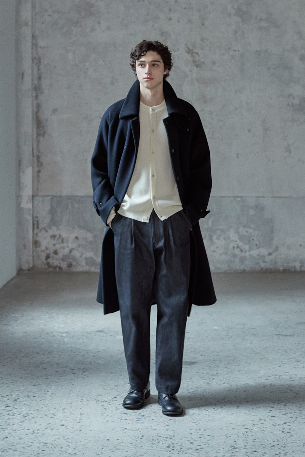 [MOVERE X ROLIAT] 재팬 메이드 원턱 데님은 일본 오카야마에서 제작된 프리미엄 데님 팬츠입니다. 네이비 컬러의 무지 디자인으로, 클래식하고 미니멀한 스타일을 연출하기 좋습니다. 원턱 디자인과 플리츠 디테일이 특징이며, 세미루즈핏으로 편안한 착용감을 선사합니다. 신치백 디테일로 허리 사이즈 조절이 용이하며, 가을/겨울철 출근룩, 비즈니스 캐주얼, 모임룩 등 다양한 TPO에 활용할 수 있습니다.
