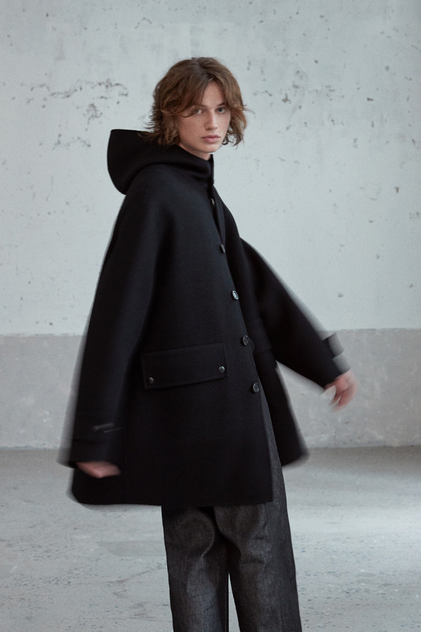 MOVERE X ROLIAT(모베르 X 롤리엇) 재팬 메이드 원턱 데님 팬츠입니다. 일본 오카야마에서 제작된 이 데님 팬츠는 가을, 겨울 시즌에 어울리는 클래식하고 미니멀한 스타일을 제안합니다. 네이비 컬러의 무지 디자인에, 뻣뻣한 촉감의 데님 소재, 루즈핏 실루엣으로 편안함을 더했습니다. 원턱 디자인과 신치백, 플리츠 디테일이 특징이며, 출근룩, 비즈니스 캐주얼, 모임룩 등 다양한 TPO에 활용 가능합니다. 스트레이트 핏과 세미루즈핏으로, 시크한 매력을 연출할 수 있습니다.
