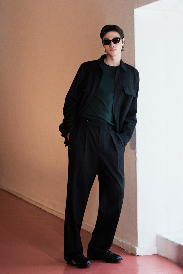 [MOVERE] REDA 울 슬랙스는 가을, 겨울 시즌에 어울리는 남성용 슬랙스입니다. 고급스러운 울과 엘라스틴 혼방 소재로 제작되어 부드러운 촉감과 자연스러운 신축성을 자랑하며, 와이드 및 플레어 핏으로 클래식하고 모던한 스타일을 연출합니다. 허리에는 4cm 밴딩과 리버스 투플리츠 디테일을 더해 편안함과 세련된 디자인을 동시에 잡았습니다. 블랙 컬러에 은은한 광택감이 더해져 오피스룩, 비즈니스 캐주얼, 모임룩 등 다양한 TPO에 활용 가능하며 미니멀하고 시크한 스타일을 완성합니다.
