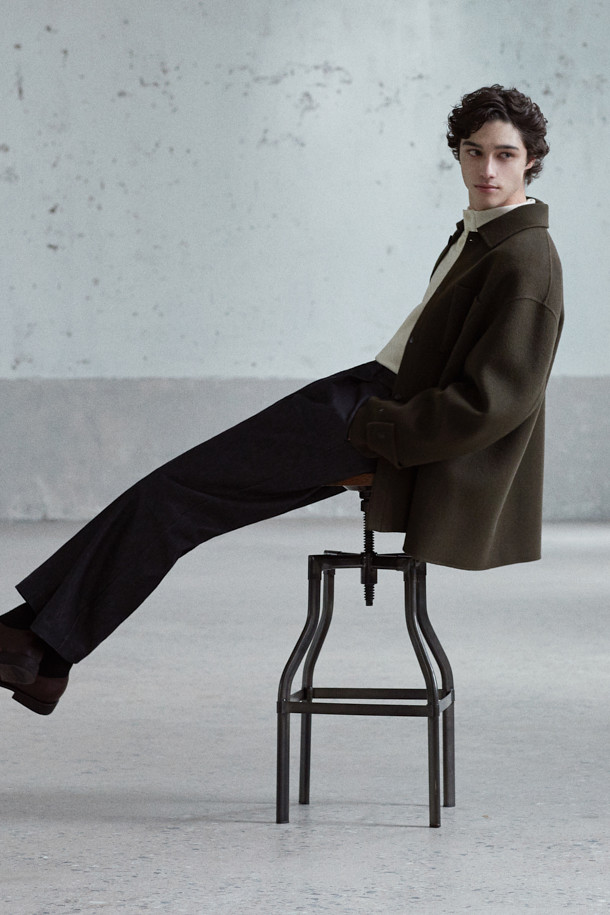 [MOVERE X ROLIAT] 핸드메이드 사파리 재킷은 가을과 겨울, 클래식한 스타일을 추구하는 당신을 위한 아우터입니다. 캐시미어 소재 특유의 부드러운 촉감과 두꺼운 두께감으로 따뜻함을 선사하며, 루즈핏 디자인이 편안한 착용감을 제공합니다. 카키와 올리브 두 가지 색상으로 출시되어 출근룩, 모임룩, 데이트룩 등 다양한 TPO에 활용 가능합니다. 무지 패턴에 핸드메이드, 포켓 디테일이 더해져 미니멀하면서도 시크한 스타일을 완성합니다. 스냅 버튼 여밈 방식으로 간편하게 착용할 수 있는 롱슬리브 사파리 코트입니다.
