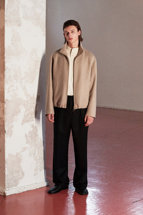 [MOVERE] 핸드메이드 블루종은 가을과 겨울, 당신의 스타일을 완성할 모던한 아우터입니다. 울 소재의 부드러운 촉감과 여유로운 핏으로 편안함을 선사하며, 이중지 원단으로 제작되어 보온성을 높였습니다. 2-WAY 지퍼, 사이드 포켓, 스트링 밑단 등의 디테일이 돋보이며, 핸드메이드 봉제로 고급스러움을 더했습니다. 출근룩, 비즈니스 캐주얼, 모임룩 등 다양한 TPO에 활용 가능하며, 클래식, 미니멀, 시크 스타일을 즐기는 분들에게 추천합니다.
