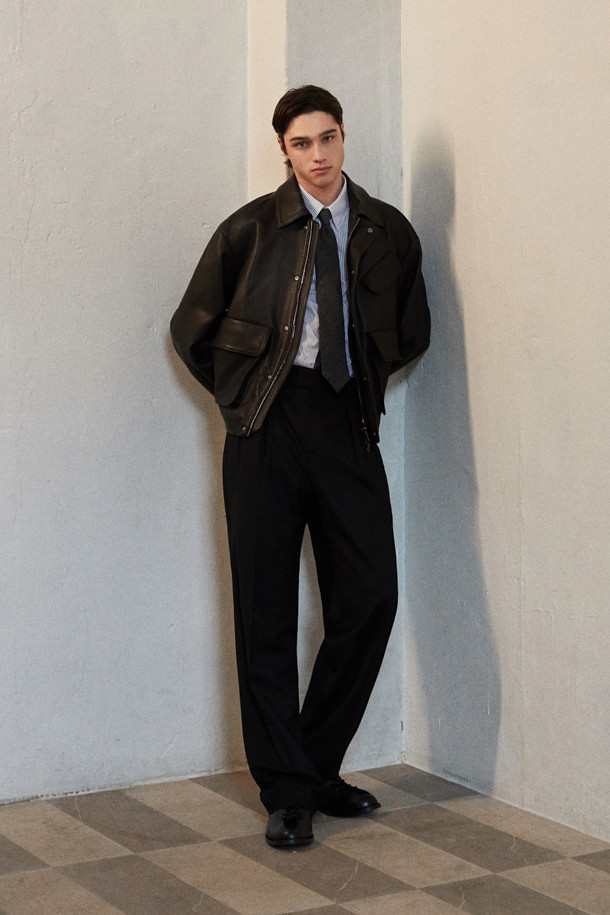 [MOVERE] 엠보 가죽 재킷은 염소가죽 소재로 제작되어 부드러운 촉감과 고급스러운 분위기를 선사합니다. 가을과 초겨울에 착용하기 좋은 이 재킷은 모던한 스타일을 추구하는 분들을 위한 아이템입니다. 엠보 가공, 사선 포켓, 플랩 포켓, 밑단 스트링, 입체적 실루엣 등의 디테일이 돋보이며, 람포 지퍼와 손 감침 봉제로 완성도를 높였습니다. 데이트룩, 모임룩, 출근룩 등 다양한 TPO에 활용 가능하며, 클래식, 미니멀, 시크한 스타일을 연출하기 좋습니다. 루즈핏의 블랙 컬러 블루종 스타일로, 편안하면서도 세련된 매력을 더합니다.
