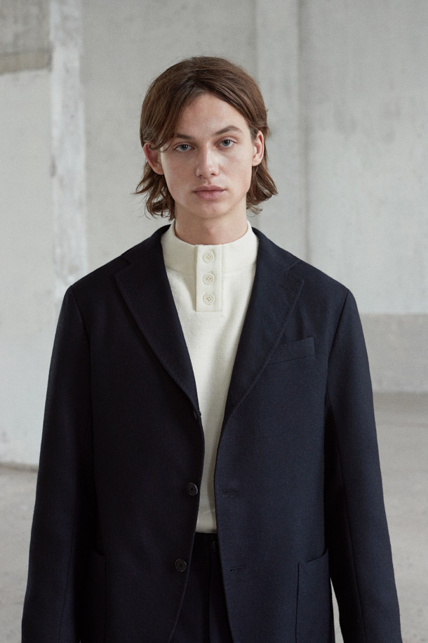 [MOVERE X ROLIAT] 모크넥 스웨터는 가을과 겨울, 출근룩, 오피스룩, 모임룩에 어울리는 클래식하고 미니멀한 스타일의 상의입니다. 밀라노 조직으로 제작되어 탄탄한 촉감을 자랑하며, 울 100% 소재로 보온성을 높였습니다. 헨리넥 디자인을 기반으로 한 모크넥 스타일이며, 레귤러 핏과 긴 소매 기장으로 세련된 핏을 연출합니다. 가슴둘레 110cm이며, 두께감 있는 화이트 컬러의 무지 스웨터입니다.
