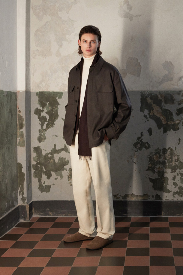 캐시미어 100% 풀 터틀넥 니트는 부드러운 촉감과 따뜻함을 선사하는 겨울철 필수 아이템입니다. 아이보리 색상의 무지 디자인으로, 클래식하고 미니멀한 스타일을 연출하여 출근룩에 적합합니다. 2/26수 원사의 캐시미어 100% 소재로 제작되어 고급스러움을 더하며, 탄탄한 넥라인은 오랫동안 변형 없이 착용 가능합니다. 긴 소매 기장으로 보온성을 높여 겨울철에도 스타일리시하게 연출할 수 있습니다.
