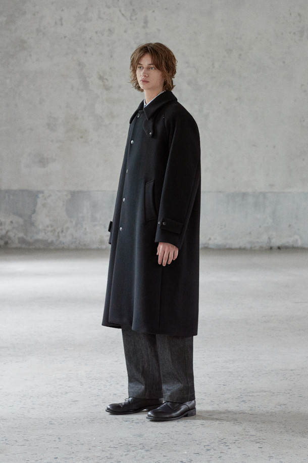 MOVERE X ROLIAT 발마칸 코트는 세미 루즈핏으로 제작되어 편안하면서도 세련된 실루엣을 연출합니다. 울과 캐시미어 혼방 소재로 제작되어 부드러운 촉감과 뛰어난 보온성을 제공하며, 가을과 겨울에 착용하기 좋습니다. 블랙 컬러의 무지 디자인은 클래식하면서도 미니멀한 스타일을 완성하며, 출근룩, 오피스룩, 모임룩 등 다양한 TPO에 활용 가능합니다. 래글런 소매, 히든 포켓, A라인 실루엣, 단단한 카라 디테일이 돋보이며, 스냅 버튼 여밈 방식으로 간편하게 착용할 수 있습니다. 롱 기장의 발마칸 코트로 시크한 스타일을 연출해보세요.
