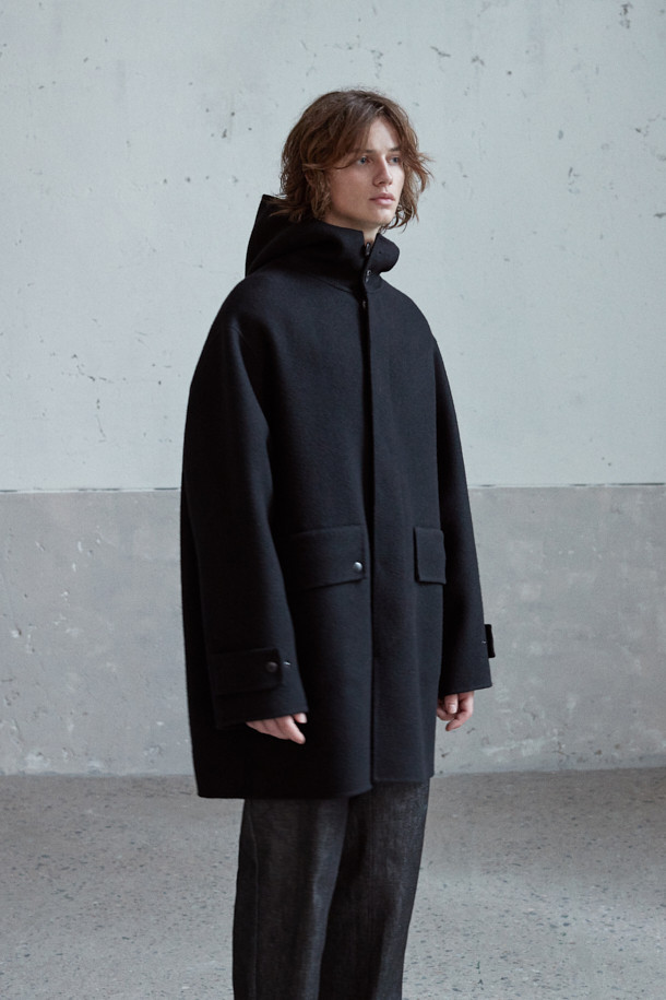 [MOVERE X ROLIAT] 핸드메이드 후드 코트는 캐시미어와 울 소재를 사용하여 부드러운 촉감과 두꺼운 두께감을 자랑하는 블랙 색상의 루즈핏 후드 코트입니다. 가을, 겨울 시즌에 어울리는 이 코트는 일상복뿐만 아니라 출근룩으로도 활용 가능하며, 미니멀하고 클래식한 스타일을 연출합니다. 핸드메이드 봉제와 등 중심 맞주름 디테일이 돋보이며, 가슴둘레 138cm로 넉넉한 핏을 제공하여 레이어드 스타일링에도 용이합니다. 더블페이스 코트 타입으로 제작되었으며, 긴 소매와 버튼 여밈 방식을 갖추었습니다.
