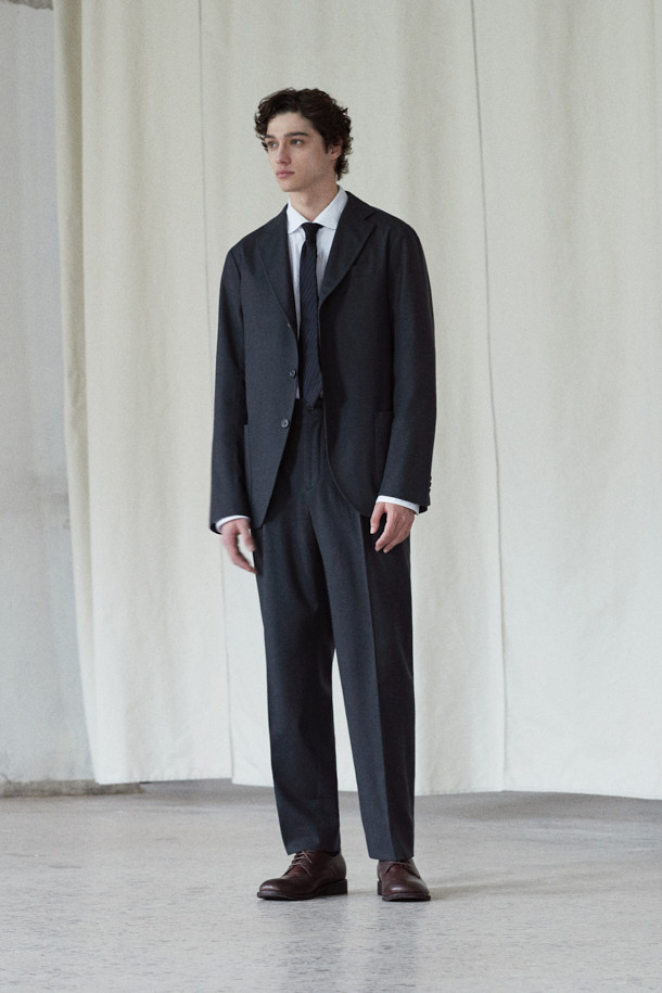 [MOVERE X ROLIAT] 테일러드 셋업 재킷은 남성을 위한 가을/겨울용 아우터입니다. 다크 그린 컬러의 무지 디자인으로, 클래식하고 미니멀한 스타일을 연출합니다. 울 소재의 두꺼운 두께감과 부드러운 촉감, 레귤러핏과 레귤러 기장으로 편안한 착용감을 선사합니다. 싱글 버튼 여밈 방식과 등판 다트 디테일, 스트레치 원단 및 밀드 가공으로 고급스러움을 더했으며, 오피스룩, 비즈니스 캐주얼, 모임룩 등 다양한 TPO에 활용 가능합니다.
