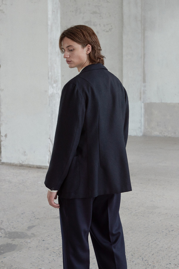 [MOVERE X ROLIAT] 투턱 테일러드 팬츠는 가을과 겨울에 어울리는, 모던하고 클래식한 스타일의 테일러드 팬츠입니다. 네이비 컬러의 긴 기장 바지로, 울 소재를 사용하여 부드러운 촉감을 선사합니다. 투턱 디자인과 프론트 플리츠 디테일이 특징이며, 밀드 가공과 테일러링 공정을 거쳐 완성되었습니다. 뒷허리 밴딩으로 편안한 착용감을 제공하며, 오피스룩, 비즈니스 캐주얼, 출근룩 등 다양한 TPO에 활용 가능합니다. 세미루즈핏의 핏으로 클래식하고 미니멀한 스타일을 연출해보세요.
