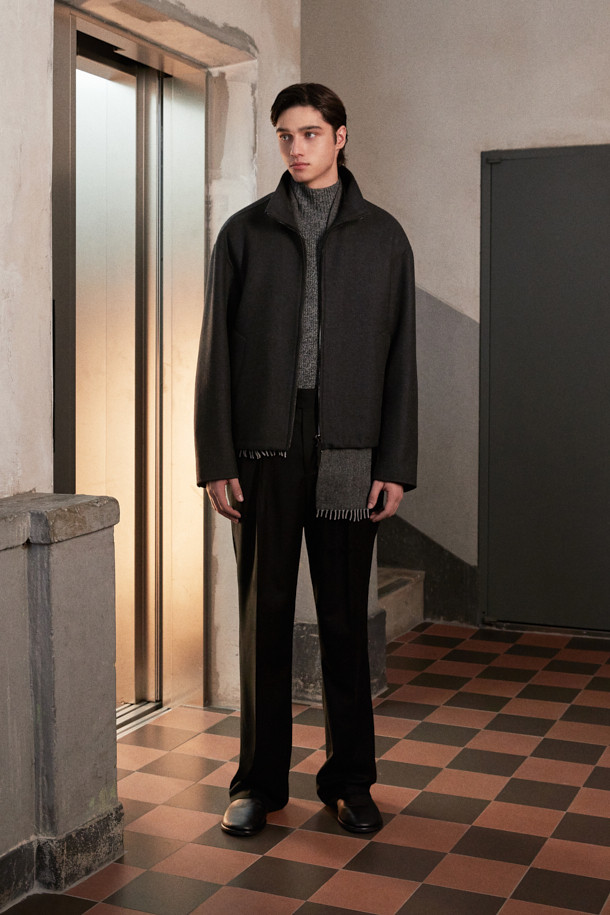 [MOVERE] REDA 울 슬랙스는 가을, 겨울 시즌에 어울리는 남성용 슬랙스입니다. 고급스러운 울과 엘라스틴 혼방 소재로 제작되어 부드러운 촉감과 자연스러운 신축성을 자랑하며, 와이드 및 플레어 핏으로 클래식하고 모던한 스타일을 연출합니다. 허리에는 4cm 밴딩과 리버스 투플리츠 디테일을 더해 편안함과 세련된 디자인을 동시에 잡았습니다. 블랙 컬러에 은은한 광택감이 더해져 오피스룩, 비즈니스 캐주얼, 모임룩 등 다양한 TPO에 활용 가능하며 미니멀하고 시크한 스타일을 완성합니다.
