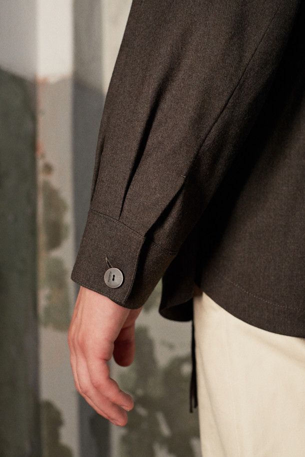 [MOVERE] REDA 울 셔켓은 클래식, 미니멀, 시크 스타일을 추구하는 분들을 위한 셔켓입니다. 블랙, 브라운 두 가지 색상으로 출시되었으며, 간절기, 가을, 겨울 초에 착용하기 좋습니다. REDA 울 99%와 엘라스틴 1% 혼방 소재로 제작되어 부드러운 촉감과 두꺼운 두께감을 자랑하며, 밀드 가공으로 완성도를 높였습니다. 셔츠 칼라, 루즈핏, 긴소매 디자인으로, 가슴 플랫 포켓, 사이드 포켓, 등판 플리츠 디테일이 특징이며, 출근룩, 비즈니스 캐주얼, 모임룩 등 다양한 TPO에 활용 가능합니다.
