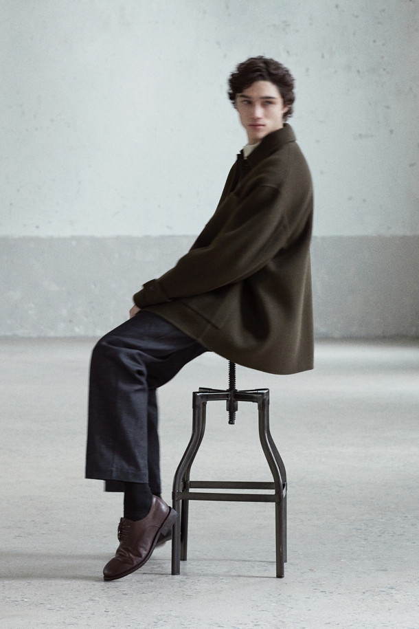 [MOVERE X ROLIAT] 핸드메이드 사파리 재킷은 가을과 겨울, 클래식한 스타일을 추구하는 당신을 위한 아우터입니다. 캐시미어 소재 특유의 부드러운 촉감과 두꺼운 두께감으로 따뜻함을 선사하며, 루즈핏 디자인이 편안한 착용감을 제공합니다. 카키와 올리브 두 가지 색상으로 출시되어 출근룩, 모임룩, 데이트룩 등 다양한 TPO에 활용 가능합니다. 무지 패턴에 핸드메이드, 포켓 디테일이 더해져 미니멀하면서도 시크한 스타일을 완성합니다. 스냅 버튼 여밈 방식으로 간편하게 착용할 수 있는 롱슬리브 사파리 코트입니다.
