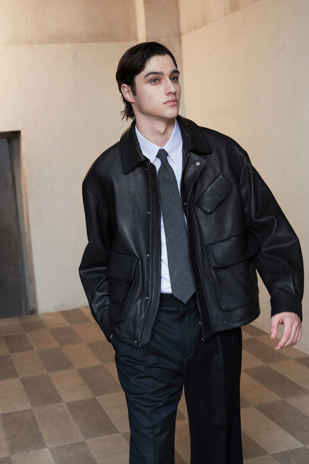 [MOVERE] 엠보 가죽 재킷은 염소가죽 소재로 제작되어 부드러운 촉감과 고급스러운 분위기를 선사합니다. 가을과 초겨울에 착용하기 좋은 이 재킷은 모던한 스타일을 추구하는 분들을 위한 아이템입니다. 엠보 가공, 사선 포켓, 플랩 포켓, 밑단 스트링, 입체적 실루엣 등의 디테일이 돋보이며, 람포 지퍼와 손 감침 봉제로 완성도를 높였습니다. 데이트룩, 모임룩, 출근룩 등 다양한 TPO에 활용 가능하며, 클래식, 미니멀, 시크한 스타일을 연출하기 좋습니다. 루즈핏의 블랙 컬러 블루종 스타일로, 편안하면서도 세련된 매력을 더합니다.
