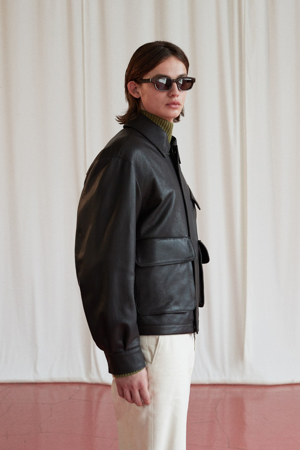 [MOVERE] 싱글 터틀 스웨터는 울 90%, 캐시미어 10% 혼방 소재로 제작되어 부드러운 촉감과 뛰어난 보온성을 제공합니다. 톤 다운된 올리브 그린 컬러와 미니멀한 디자인은 어떤 스타일에도 잘 어울리며, 가을, 겨울 시즌 데일리룩과 모임룩에 활용하기 좋습니다. 오버핏 실루엣과 볼륨감 있는 골지 조직, 드롭 숄더 디테일이 편안하고 세련된 분위기를 연출합니다. 하단 불박 라벨 포인트로 [MOVERE]만의 감성을 더했으며, 긴 소매 기장과 두꺼운 두께감으로 따뜻하게 착용할 수 있습니다.
