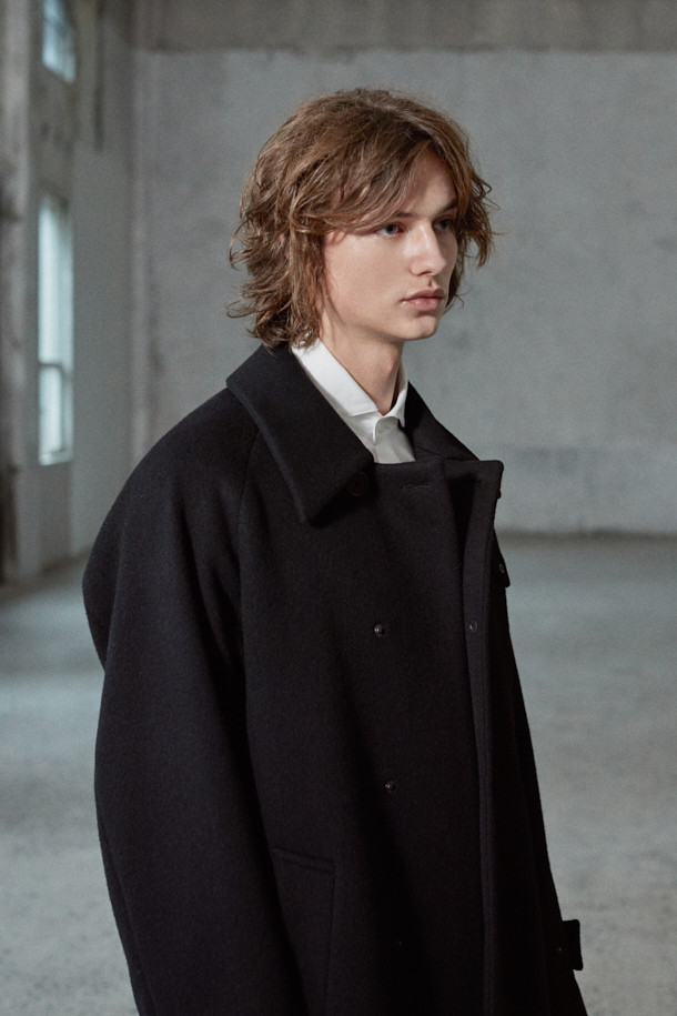 MOVERE X ROLIAT 발마칸 코트는 세미 루즈핏으로 제작되어 편안하면서도 세련된 실루엣을 연출합니다. 울과 캐시미어 혼방 소재로 제작되어 부드러운 촉감과 뛰어난 보온성을 제공하며, 가을과 겨울에 착용하기 좋습니다. 블랙 컬러의 무지 디자인은 클래식하면서도 미니멀한 스타일을 완성하며, 출근룩, 오피스룩, 모임룩 등 다양한 TPO에 활용 가능합니다. 래글런 소매, 히든 포켓, A라인 실루엣, 단단한 카라 디테일이 돋보이며, 스냅 버튼 여밈 방식으로 간편하게 착용할 수 있습니다. 롱 기장의 발마칸 코트로 시크한 스타일을 연출해보세요.
