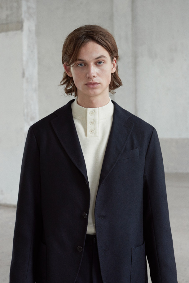 MOVERE X ROLIAT 테일러드 재킷은 가을과 겨울에 어울리는 블랙 컬러의 울 소재 싱글 버튼 재킷입니다. 레귤러 핏으로 제작되었으며, 미니멀하고 클래식한 스타일을 연출합니다. 다트 디테일과 밀드 가공, 트윌 조직으로 마감하여 고급스러운 촉감과 두꺼운 두께감을 느낄 수 있습니다. 오피스룩, 비즈니스 캐주얼, 모임룩 등 다양한 TPO에 활용하기 좋습니다. 시크하고 세련된 스타일을 완성해 보세요.
