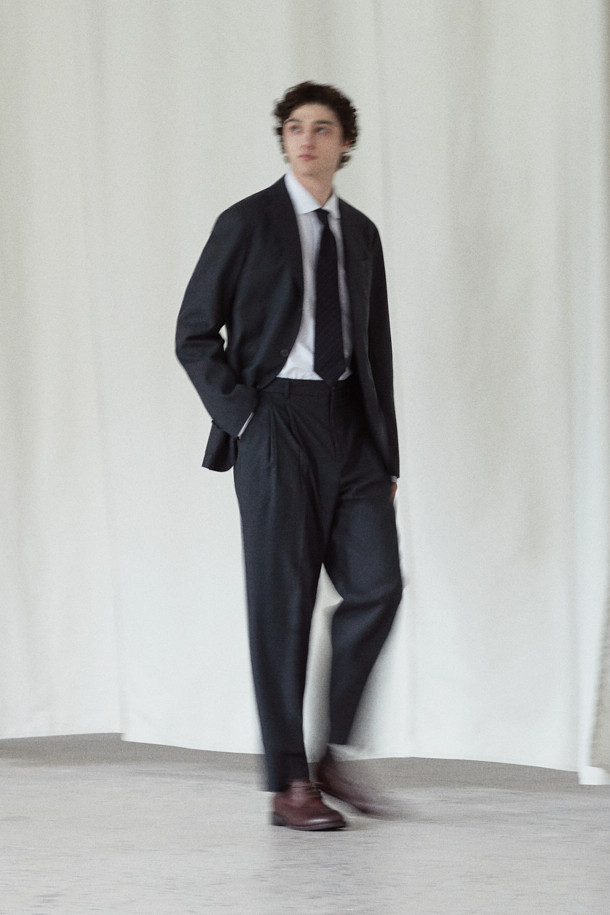 [MOVERE X ROLIAT] 투턱 테일러드 셋업 팬츠는 가을, 겨울 시즌에 어울리는 남성용 테일러드 팬츠입니다. 부드러운 울 소재와 세미루즈핏으로 편안한 착용감을 선사하며, 뒷허리 밴딩 처리로 활동성을 더했습니다. 모던하고 클래식한 스타일을 기반으로, 투턱 디자인과 프론트 플리츠 디테일이 돋보입니다. 스트레치 원단과 밀드 가공으로 제작되어 고급스러운 핏을 연출하며, 오피스룩, 비즈니스 캐주얼, 모임룩 등 다양한 TPO에 활용 가능합니다.
