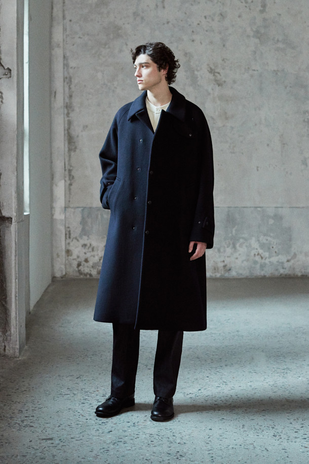 [MOVERE X ROLIAT] 재팬 메이드 원턱 데님은 일본 오카야마에서 제작된 프리미엄 데님 팬츠입니다. 네이비 컬러의 무지 디자인으로, 클래식하고 미니멀한 스타일을 연출하기 좋습니다. 원턱 디자인과 플리츠 디테일이 특징이며, 세미루즈핏으로 편안한 착용감을 선사합니다. 신치백 디테일로 허리 사이즈 조절이 용이하며, 가을/겨울철 출근룩, 비즈니스 캐주얼, 모임룩 등 다양한 TPO에 활용할 수 있습니다.
