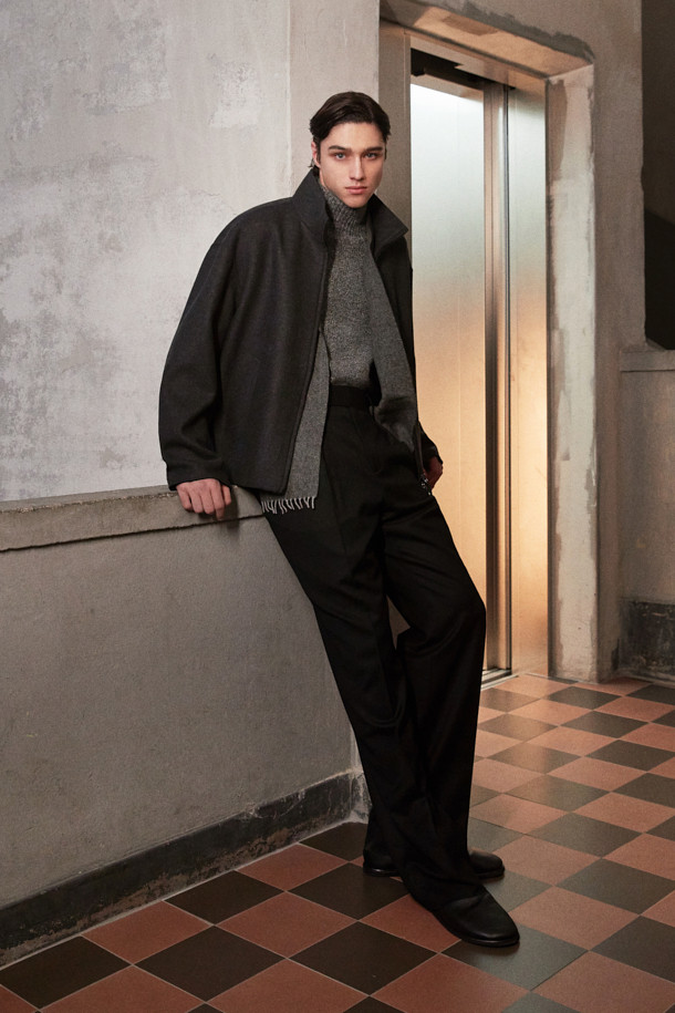 [MOVERE] REDA 울 슬랙스는 가을, 겨울 시즌에 어울리는 남성용 슬랙스입니다. 고급스러운 울과 엘라스틴 혼방 소재로 제작되어 부드러운 촉감과 자연스러운 신축성을 자랑하며, 와이드 및 플레어 핏으로 클래식하고 모던한 스타일을 연출합니다. 허리에는 4cm 밴딩과 리버스 투플리츠 디테일을 더해 편안함과 세련된 디자인을 동시에 잡았습니다. 블랙 컬러에 은은한 광택감이 더해져 오피스룩, 비즈니스 캐주얼, 모임룩 등 다양한 TPO에 활용 가능하며 미니멀하고 시크한 스타일을 완성합니다.
