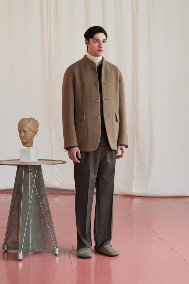 [MOVERE] REDA 울 셔켓은 클래식, 미니멀, 시크 스타일을 추구하는 분들을 위한 셔켓입니다. 블랙, 브라운 두 가지 색상으로 출시되었으며, 간절기, 가을, 겨울 초에 착용하기 좋습니다. REDA 울 99%와 엘라스틴 1% 혼방 소재로 제작되어 부드러운 촉감과 두꺼운 두께감을 자랑하며, 밀드 가공으로 완성도를 높였습니다. 셔츠 칼라, 루즈핏, 긴소매 디자인으로, 가슴 플랫 포켓, 사이드 포켓, 등판 플리츠 디테일이 특징이며, 출근룩, 비즈니스 캐주얼, 모임룩 등 다양한 TPO에 활용 가능합니다.
