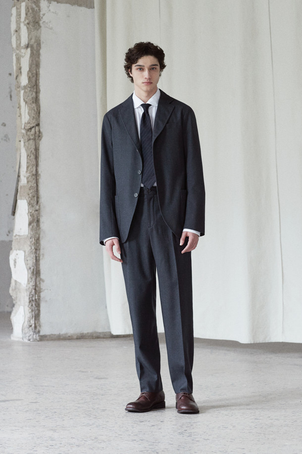 MOVERE X ROLIAT(무브레 X 롤리앗) 라운드 카라 옥스포드 셔츠는 부드러운 면 소재로 제작되어 가을, 겨울철에 착용하기 좋습니다. 세미 루즈 핏으로 편안한 착용감을 선사하며, 라운드 카라 디자인이 특징입니다. 솔리드 옥스포드 원단에 금속 포인트 단추, 클럽 카라 디테일로 클래식한 무드를 더했습니다. 출근룩, 비즈니스 캐주얼, 모임룩 등 다양한 TPO에 활용할 수 있으며, 미니멀하고 캐주얼한 스타일 연출에도 적합합니다. 긴소매, 화이트 컬러로 어디에나 매치하기 용이한 데일리 아이템입니다.
