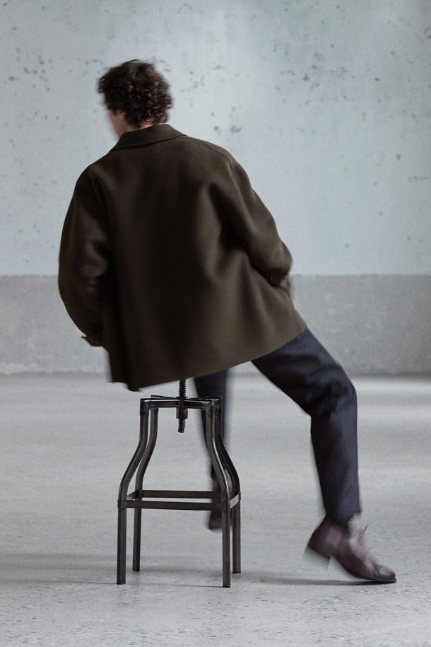 [MOVERE X ROLIAT] 핸드메이드 사파리 재킷은 가을과 겨울, 클래식한 스타일을 추구하는 당신을 위한 아우터입니다. 캐시미어 소재 특유의 부드러운 촉감과 두꺼운 두께감으로 따뜻함을 선사하며, 루즈핏 디자인이 편안한 착용감을 제공합니다. 카키와 올리브 두 가지 색상으로 출시되어 출근룩, 모임룩, 데이트룩 등 다양한 TPO에 활용 가능합니다. 무지 패턴에 핸드메이드, 포켓 디테일이 더해져 미니멀하면서도 시크한 스타일을 완성합니다. 스냅 버튼 여밈 방식으로 간편하게 착용할 수 있는 롱슬리브 사파리 코트입니다.
