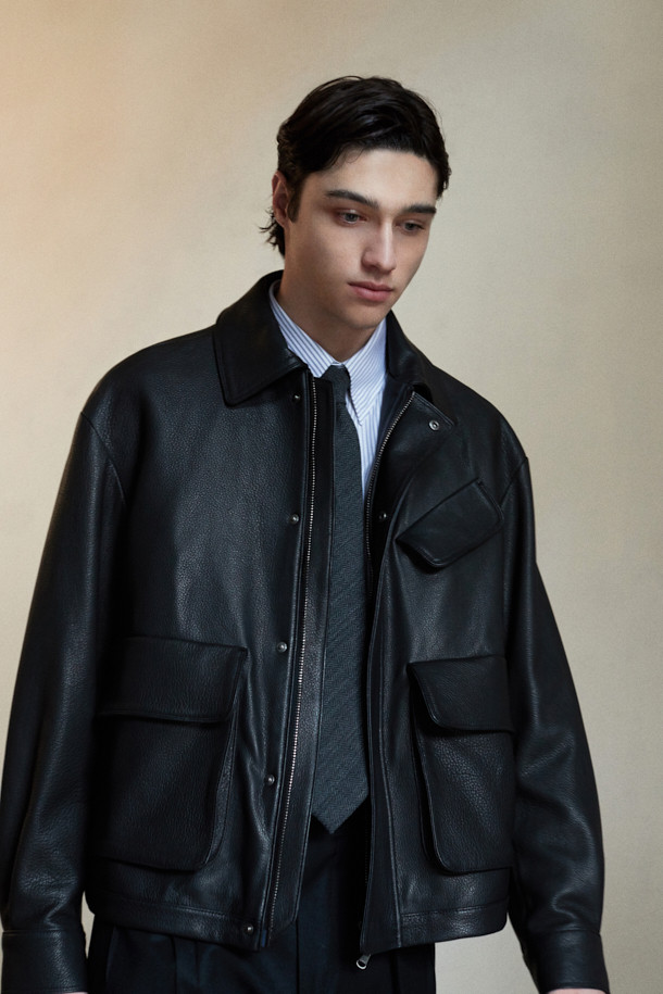 [MOVERE] 엠보 가죽 재킷은 염소가죽 소재로 제작되어 부드러운 촉감과 고급스러운 분위기를 선사합니다. 가을과 초겨울에 착용하기 좋은 이 재킷은 모던한 스타일을 추구하는 분들을 위한 아이템입니다. 엠보 가공, 사선 포켓, 플랩 포켓, 밑단 스트링, 입체적 실루엣 등의 디테일이 돋보이며, 람포 지퍼와 손 감침 봉제로 완성도를 높였습니다. 데이트룩, 모임룩, 출근룩 등 다양한 TPO에 활용 가능하며, 클래식, 미니멀, 시크한 스타일을 연출하기 좋습니다. 루즈핏의 블랙 컬러 블루종 스타일로, 편안하면서도 세련된 매력을 더합니다.
