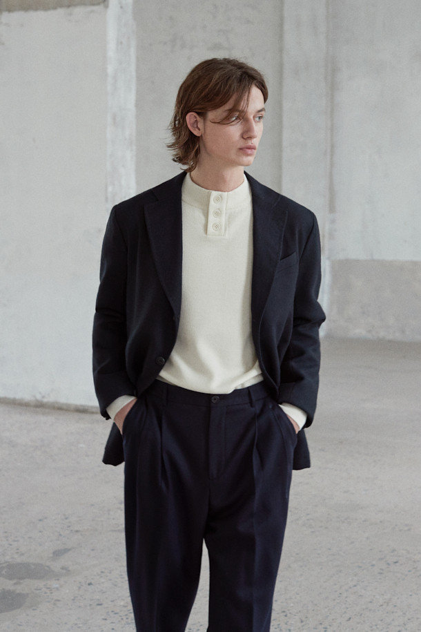 [MOVERE X ROLIAT] 모크넥 스웨터는 가을과 겨울, 출근룩, 오피스룩, 모임룩에 어울리는 클래식하고 미니멀한 스타일의 상의입니다. 밀라노 조직으로 제작되어 탄탄한 촉감을 자랑하며, 울 100% 소재로 보온성을 높였습니다. 헨리넥 디자인을 기반으로 한 모크넥 스타일이며, 레귤러 핏과 긴 소매 기장으로 세련된 핏을 연출합니다. 가슴둘레 110cm이며, 두께감 있는 화이트 컬러의 무지 스웨터입니다.
