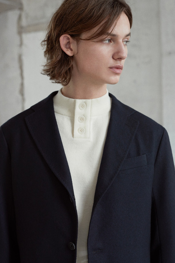 MOVERE X ROLIAT 테일러드 재킷은 가을과 겨울에 어울리는 블랙 컬러의 울 소재 싱글 버튼 재킷입니다. 레귤러 핏으로 제작되었으며, 미니멀하고 클래식한 스타일을 연출합니다. 다트 디테일과 밀드 가공, 트윌 조직으로 마감하여 고급스러운 촉감과 두꺼운 두께감을 느낄 수 있습니다. 오피스룩, 비즈니스 캐주얼, 모임룩 등 다양한 TPO에 활용하기 좋습니다. 시크하고 세련된 스타일을 완성해 보세요.
