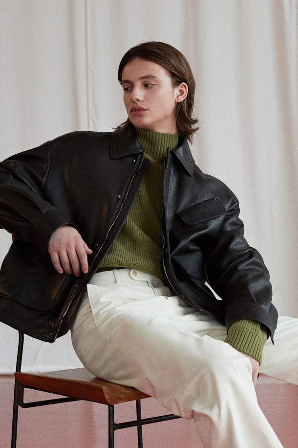 [MOVERE] DUCA(두카) 코튼 치노는 가을, 겨울 시즌에 어울리는 남성용 치노팬츠입니다. 화이트, 아이보리 두 가지 색상으로 출시되었으며, 데일리룩과 포멀한 자리 모두 활용 가능합니다. 면, 울, 엘라스틴 혼방 소재로 제작되어 부드러운 촉감을 선사하며, 레귤러핏과 테이퍼드 핏으로 클래식하고 미니멀한 스타일을 연출합니다. 좌우 사선 포켓, 뒷주머니, 허리 뒷부분 트임 등 디테일 요소가 돋보이며, 오피스룩 또는 비즈니스 캐주얼에도 적합합니다.
