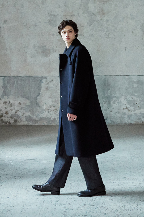 [MOVERE X ROLIAT] 재팬 메이드 원턱 데님은 일본 오카야마에서 제작된 프리미엄 데님 팬츠입니다. 네이비 컬러의 무지 디자인으로, 클래식하고 미니멀한 스타일을 연출하기 좋습니다. 원턱 디자인과 플리츠 디테일이 특징이며, 세미루즈핏으로 편안한 착용감을 선사합니다. 신치백 디테일로 허리 사이즈 조절이 용이하며, 가을/겨울철 출근룩, 비즈니스 캐주얼, 모임룩 등 다양한 TPO에 활용할 수 있습니다.
