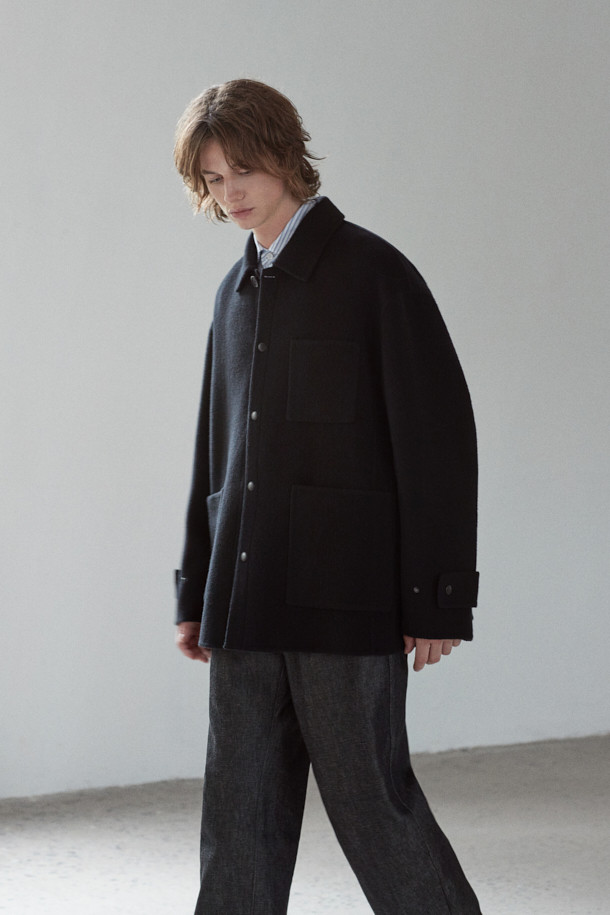 MOVERE X ROLIAT(모베르 X 롤리엇) 재팬 메이드 원턱 데님 팬츠입니다. 일본 오카야마에서 제작된 이 데님 팬츠는 가을, 겨울 시즌에 어울리는 클래식하고 미니멀한 스타일을 제안합니다. 네이비 컬러의 무지 디자인에, 뻣뻣한 촉감의 데님 소재, 루즈핏 실루엣으로 편안함을 더했습니다. 원턱 디자인과 신치백, 플리츠 디테일이 특징이며, 출근룩, 비즈니스 캐주얼, 모임룩 등 다양한 TPO에 활용 가능합니다. 스트레이트 핏과 세미루즈핏으로, 시크한 매력을 연출할 수 있습니다.
