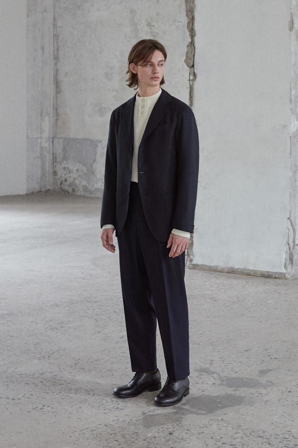 [MOVERE X ROLIAT] 모크넥 스웨터는 가을과 겨울, 출근룩, 오피스룩, 모임룩에 어울리는 클래식하고 미니멀한 스타일의 상의입니다. 밀라노 조직으로 제작되어 탄탄한 촉감을 자랑하며, 울 100% 소재로 보온성을 높였습니다. 헨리넥 디자인을 기반으로 한 모크넥 스타일이며, 레귤러 핏과 긴 소매 기장으로 세련된 핏을 연출합니다. 가슴둘레 110cm이며, 두께감 있는 화이트 컬러의 무지 스웨터입니다.
