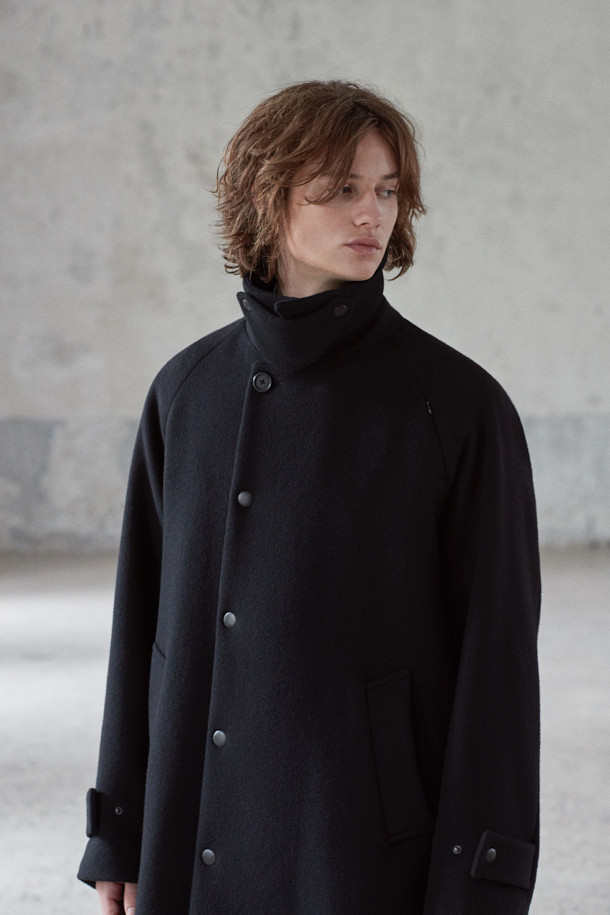 MOVERE X ROLIAT 발마칸 코트는 세미 루즈핏으로 제작되어 편안하면서도 세련된 실루엣을 연출합니다. 울과 캐시미어 혼방 소재로 제작되어 부드러운 촉감과 뛰어난 보온성을 제공하며, 가을과 겨울에 착용하기 좋습니다. 블랙 컬러의 무지 디자인은 클래식하면서도 미니멀한 스타일을 완성하며, 출근룩, 오피스룩, 모임룩 등 다양한 TPO에 활용 가능합니다. 래글런 소매, 히든 포켓, A라인 실루엣, 단단한 카라 디테일이 돋보이며, 스냅 버튼 여밈 방식으로 간편하게 착용할 수 있습니다. 롱 기장의 발마칸 코트로 시크한 스타일을 연출해보세요.
