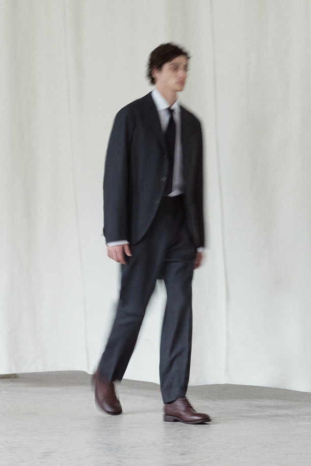 [MOVERE X ROLIAT] 테일러드 셋업 재킷은 남성을 위한 가을/겨울용 아우터입니다. 다크 그린 컬러의 무지 디자인으로, 클래식하고 미니멀한 스타일을 연출합니다. 울 소재의 두꺼운 두께감과 부드러운 촉감, 레귤러핏과 레귤러 기장으로 편안한 착용감을 선사합니다. 싱글 버튼 여밈 방식과 등판 다트 디테일, 스트레치 원단 및 밀드 가공으로 고급스러움을 더했으며, 오피스룩, 비즈니스 캐주얼, 모임룩 등 다양한 TPO에 활용 가능합니다.
