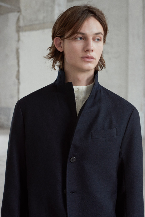 MOVERE X ROLIAT 테일러드 재킷은 가을과 겨울에 어울리는 블랙 컬러의 울 소재 싱글 버튼 재킷입니다. 레귤러 핏으로 제작되었으며, 미니멀하고 클래식한 스타일을 연출합니다. 다트 디테일과 밀드 가공, 트윌 조직으로 마감하여 고급스러운 촉감과 두꺼운 두께감을 느낄 수 있습니다. 오피스룩, 비즈니스 캐주얼, 모임룩 등 다양한 TPO에 활용하기 좋습니다. 시크하고 세련된 스타일을 완성해 보세요.
