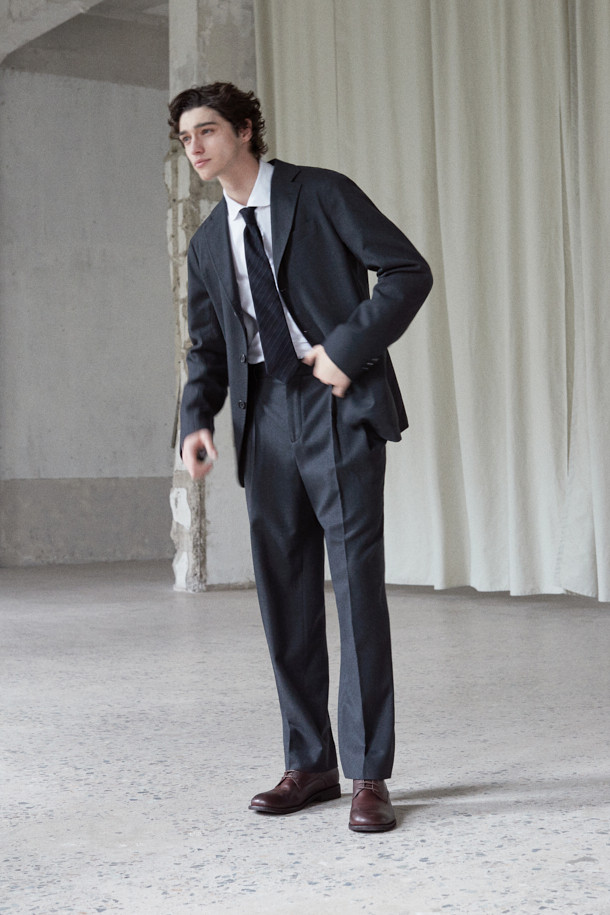 [MOVERE X ROLIAT] 투턱 테일러드 셋업 팬츠는 가을, 겨울 시즌에 어울리는 남성용 테일러드 팬츠입니다. 부드러운 울 소재와 세미루즈핏으로 편안한 착용감을 선사하며, 뒷허리 밴딩 처리로 활동성을 더했습니다. 모던하고 클래식한 스타일을 기반으로, 투턱 디자인과 프론트 플리츠 디테일이 돋보입니다. 스트레치 원단과 밀드 가공으로 제작되어 고급스러운 핏을 연출하며, 오피스룩, 비즈니스 캐주얼, 모임룩 등 다양한 TPO에 활용 가능합니다.
