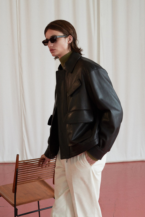 [MOVERE] DUCA(두카) 코튼 치노는 가을, 겨울 시즌에 어울리는 남성용 치노팬츠입니다. 화이트, 아이보리 두 가지 색상으로 출시되었으며, 데일리룩과 포멀한 자리 모두 활용 가능합니다. 면, 울, 엘라스틴 혼방 소재로 제작되어 부드러운 촉감을 선사하며, 레귤러핏과 테이퍼드 핏으로 클래식하고 미니멀한 스타일을 연출합니다. 좌우 사선 포켓, 뒷주머니, 허리 뒷부분 트임 등 디테일 요소가 돋보이며, 오피스룩 또는 비즈니스 캐주얼에도 적합합니다.
