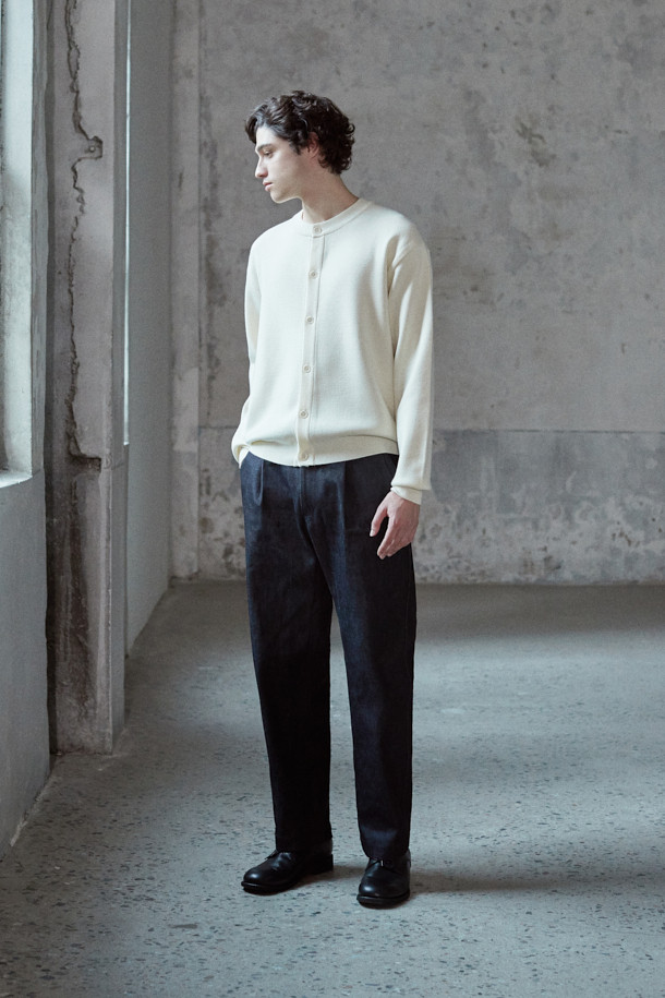 [MOVERE X ROLIAT] 재팬 메이드 원턱 데님은 일본 오카야마에서 제작된 프리미엄 데님 팬츠입니다. 네이비 컬러의 무지 디자인으로, 클래식하고 미니멀한 스타일을 연출하기 좋습니다. 원턱 디자인과 플리츠 디테일이 특징이며, 세미루즈핏으로 편안한 착용감을 선사합니다. 신치백 디테일로 허리 사이즈 조절이 용이하며, 가을/겨울철 출근룩, 비즈니스 캐주얼, 모임룩 등 다양한 TPO에 활용할 수 있습니다.
