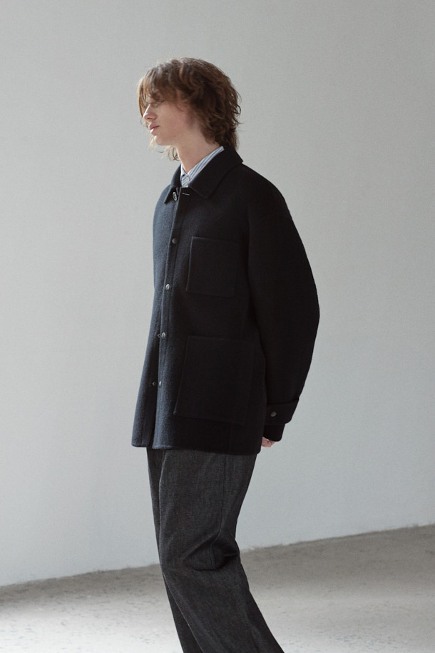 MOVERE X ROLIAT(모베르 X 롤리엇) 재팬 메이드 원턱 데님 팬츠입니다. 일본 오카야마에서 제작된 이 데님 팬츠는 가을, 겨울 시즌에 어울리는 클래식하고 미니멀한 스타일을 제안합니다. 네이비 컬러의 무지 디자인에, 뻣뻣한 촉감의 데님 소재, 루즈핏 실루엣으로 편안함을 더했습니다. 원턱 디자인과 신치백, 플리츠 디테일이 특징이며, 출근룩, 비즈니스 캐주얼, 모임룩 등 다양한 TPO에 활용 가능합니다. 스트레이트 핏과 세미루즈핏으로, 시크한 매력을 연출할 수 있습니다.
