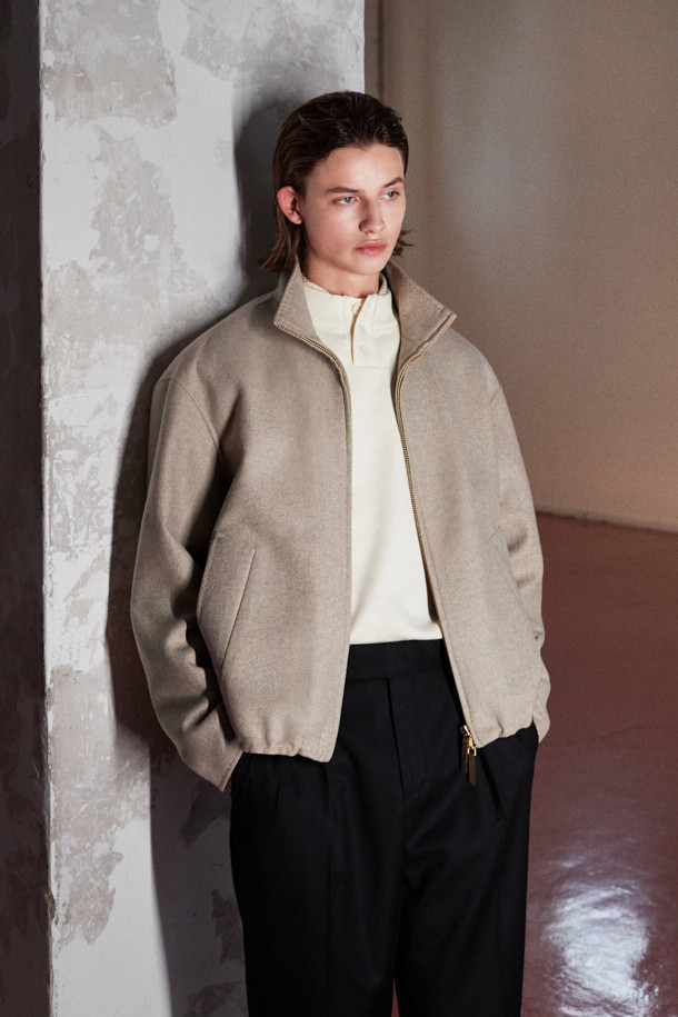 [MOVERE] REDA 울 슬랙스는 가을, 겨울 시즌에 어울리는 남성용 슬랙스입니다. 고급스러운 울과 엘라스틴 혼방 소재로 제작되어 부드러운 촉감과 자연스러운 신축성을 자랑하며, 와이드 및 플레어 핏으로 클래식하고 모던한 스타일을 연출합니다. 허리에는 4cm 밴딩과 리버스 투플리츠 디테일을 더해 편안함과 세련된 디자인을 동시에 잡았습니다. 블랙 컬러에 은은한 광택감이 더해져 오피스룩, 비즈니스 캐주얼, 모임룩 등 다양한 TPO에 활용 가능하며 미니멀하고 시크한 스타일을 완성합니다.
