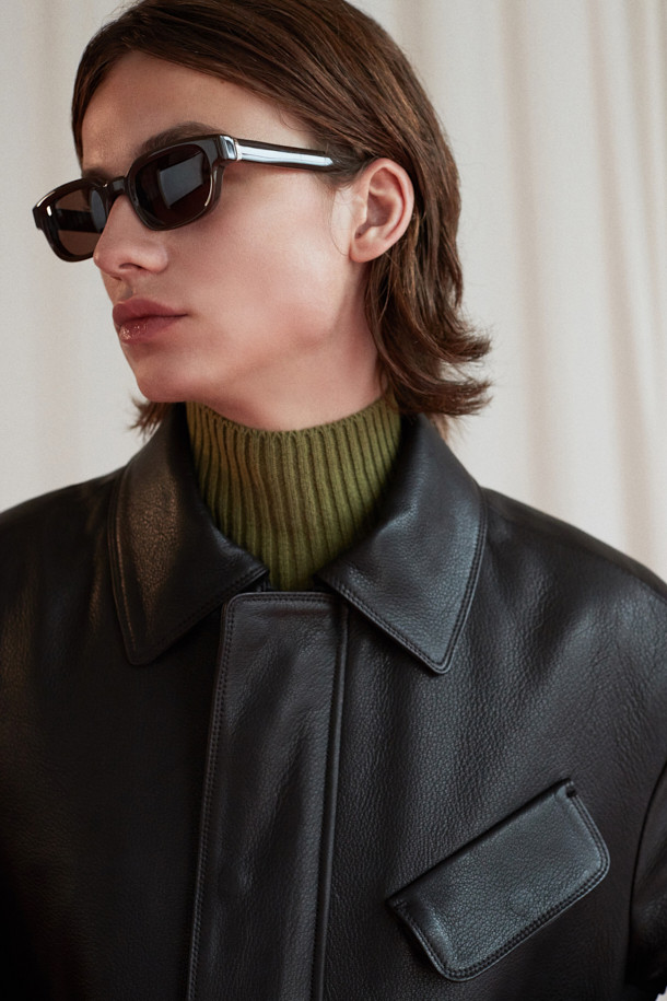 [MOVERE] DUCA(두카) 코튼 치노는 가을, 겨울 시즌에 어울리는 남성용 치노팬츠입니다. 화이트, 아이보리 두 가지 색상으로 출시되었으며, 데일리룩과 포멀한 자리 모두 활용 가능합니다. 면, 울, 엘라스틴 혼방 소재로 제작되어 부드러운 촉감을 선사하며, 레귤러핏과 테이퍼드 핏으로 클래식하고 미니멀한 스타일을 연출합니다. 좌우 사선 포켓, 뒷주머니, 허리 뒷부분 트임 등 디테일 요소가 돋보이며, 오피스룩 또는 비즈니스 캐주얼에도 적합합니다.
