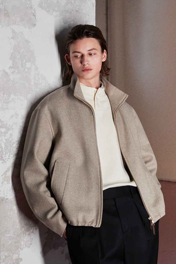 [MOVERE] REDA 울 슬랙스는 가을, 겨울 시즌에 어울리는 남성용 슬랙스입니다. 고급스러운 울과 엘라스틴 혼방 소재로 제작되어 부드러운 촉감과 자연스러운 신축성을 자랑하며, 와이드 및 플레어 핏으로 클래식하고 모던한 스타일을 연출합니다. 허리에는 4cm 밴딩과 리버스 투플리츠 디테일을 더해 편안함과 세련된 디자인을 동시에 잡았습니다. 블랙 컬러에 은은한 광택감이 더해져 오피스룩, 비즈니스 캐주얼, 모임룩 등 다양한 TPO에 활용 가능하며 미니멀하고 시크한 스타일을 완성합니다.
